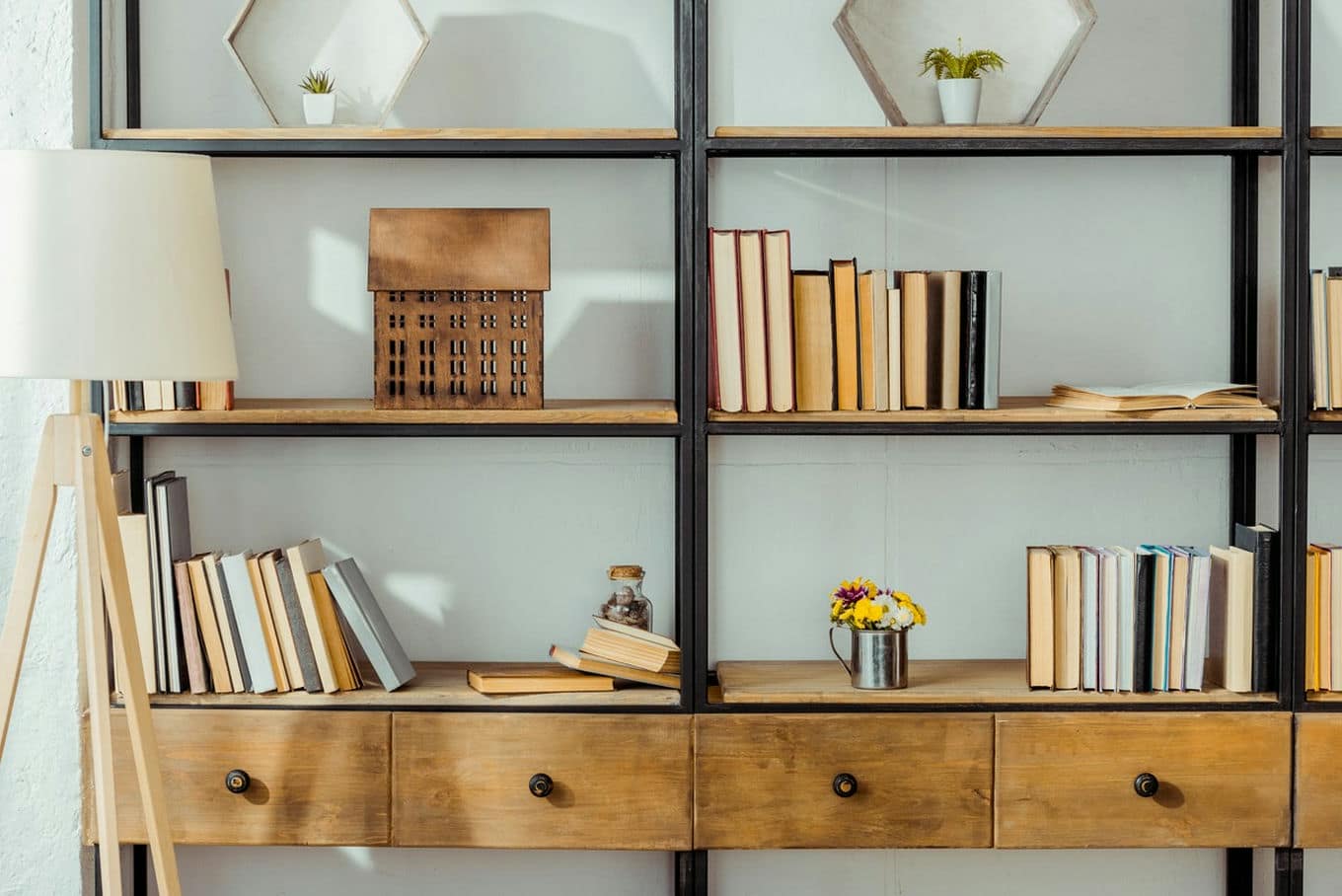 Biblioteczka dębowa we wnętrzach klasycznych i nowoczesnych - z czym zestawiać, a czego unikać?
