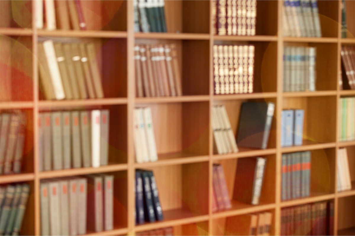 Drewniane biblioteczki - element wyposażenia, który nie wychodzi z mody